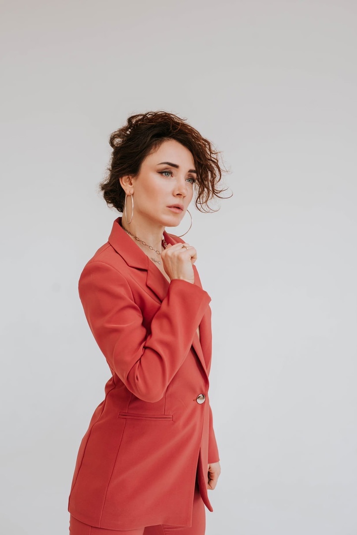 «Не в деньгах счастье, а в их количестве», – гласит известный афоризм. Все хотят быть обеспеченными, но у большинства найдется сотня причин, почему это не удается. Коуч из Владимира Элина Оруджева не признает ни одну из них. По ее мнению, привлечь большие деньги может любой. Работающий способ она подсказала «Ключ-Медиа».