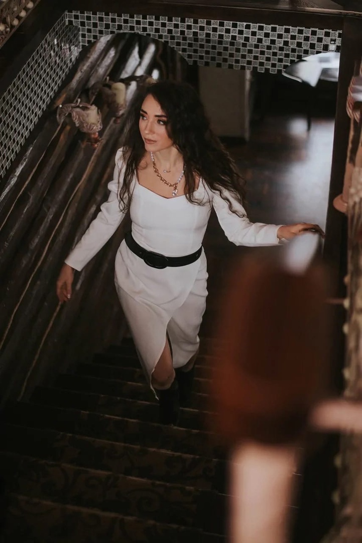 «Не в деньгах счастье, а в их количестве», – гласит известный афоризм. Все хотят быть обеспеченными, но у большинства найдется сотня причин, почему это не удается. Коуч из Владимира Элина Оруджева не признает ни одну из них. По ее мнению, привлечь большие деньги может любой. Работающий способ она подсказала «Ключ-Медиа».