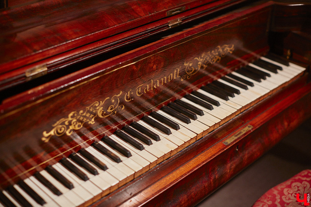 Под конец января, спустя три года реставрации, двери обновлённого Дома-музея Столетовых открылись. План по модернизации выполнен, теперь находиться в жилище семьи Столетовых стало ещё интереснее: внутри стильно, модно, молодёжно, интерактивно. Если раньше до этой культурной локации ноги вас не доводили, то пора ситуацию исправлять. Почему? Рассказываем и показываем в материале.