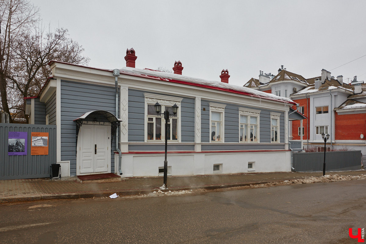 Под конец января, спустя три года реставрации, двери обновлённого Дома-музея Столетовых открылись. План по модернизации выполнен, теперь находиться в жилище семьи Столетовых стало ещё интереснее: внутри стильно, модно, молодёжно, интерактивно. Если раньше до этой культурной локации ноги вас не доводили, то пора ситуацию исправлять. Почему? Рассказываем и показываем в материале.