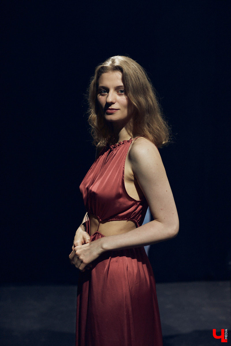 Актриса владимирского театра драмы Елена Серегина приняла участие в съемках одного из самых ожидаемых зрителями фильмов 2023 года. О том, как они проходили, какие наряды были выбраны для гостей из ада и какое впечатление произвели на девушку известные российские актеры, Елена рассказала «Ключ-Медиа».