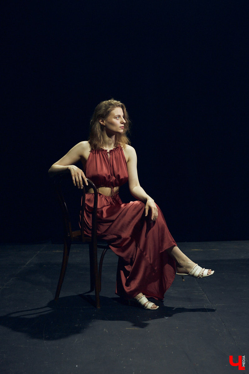 Актриса владимирского театра драмы Елена Серегина приняла участие в съемках одного из самых ожидаемых зрителями фильмов 2023 года. О том, как они проходили, какие наряды были выбраны для гостей из ада и какое впечатление произвели на девушку известные российские актеры, Елена рассказала «Ключ-Медиа».