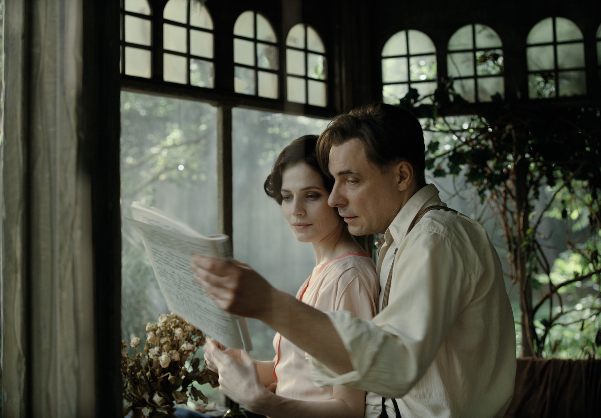 Актриса владимирского театра драмы Елена Серегина приняла участие в съемках одного из самых ожидаемых зрителями фильмов 2023 года. О том, как они проходили, какие наряды были выбраны для гостей из ада и какое впечатление произвели на девушку известные российские актеры, Елена рассказала «Ключ-Медиа».