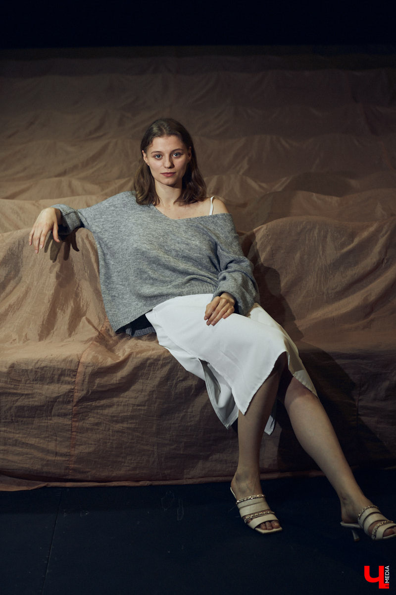 Актриса владимирского театра драмы Елена Серегина приняла участие в съемках одного из самых ожидаемых зрителями фильмов 2023 года. О том, как они проходили, какие наряды были выбраны для гостей из ада и какое впечатление произвели на девушку известные российские актеры, Елена рассказала «Ключ-Медиа».