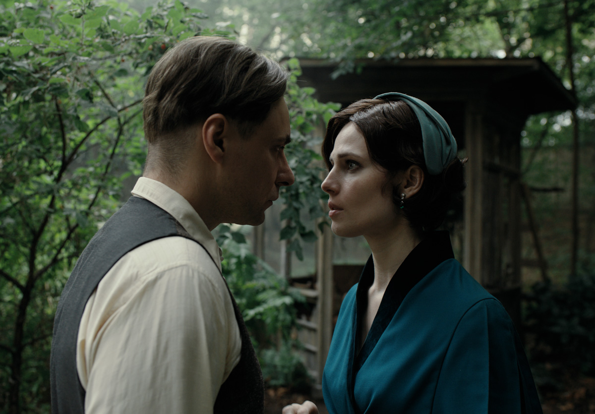 Актриса владимирского театра драмы Елена Серегина приняла участие в съемках одного из самых ожидаемых зрителями фильмов 2023 года. О том, как они проходили, какие наряды были выбраны для гостей из ада и какое впечатление произвели на девушку известные российские актеры, Елена рассказала «Ключ-Медиа».