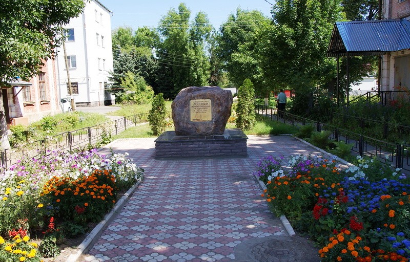 Только из доклада уездного исправника владимирскому губернатору стало известно об обширной благотворительной деятельности владельца Собинской ткацкой фабрики Александра Лосева, которой собственно и в городе Владимире-то не проживал. Большинство объектов, построенных на его деньги, стоят в нашем городе до сих пор.