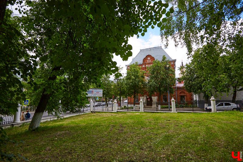 Только из доклада уездного исправника владимирскому губернатору стало известно об обширной благотворительной деятельности владельца Собинской ткацкой фабрики Александра Лосева, которой собственно и в городе Владимире-то не проживал. Большинство объектов, построенных на его деньги, стоят в нашем городе до сих пор.