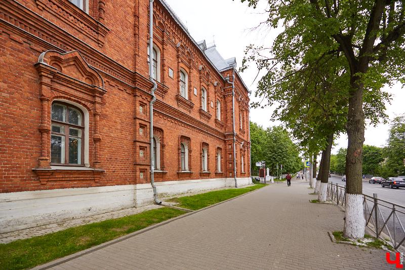 Только из доклада уездного исправника владимирскому губернатору стало известно об обширной благотворительной деятельности владельца Собинской ткацкой фабрики Александра Лосева, которой собственно и в городе Владимире-то не проживал. Большинство объектов, построенных на его деньги, стоят в нашем городе до сих пор.