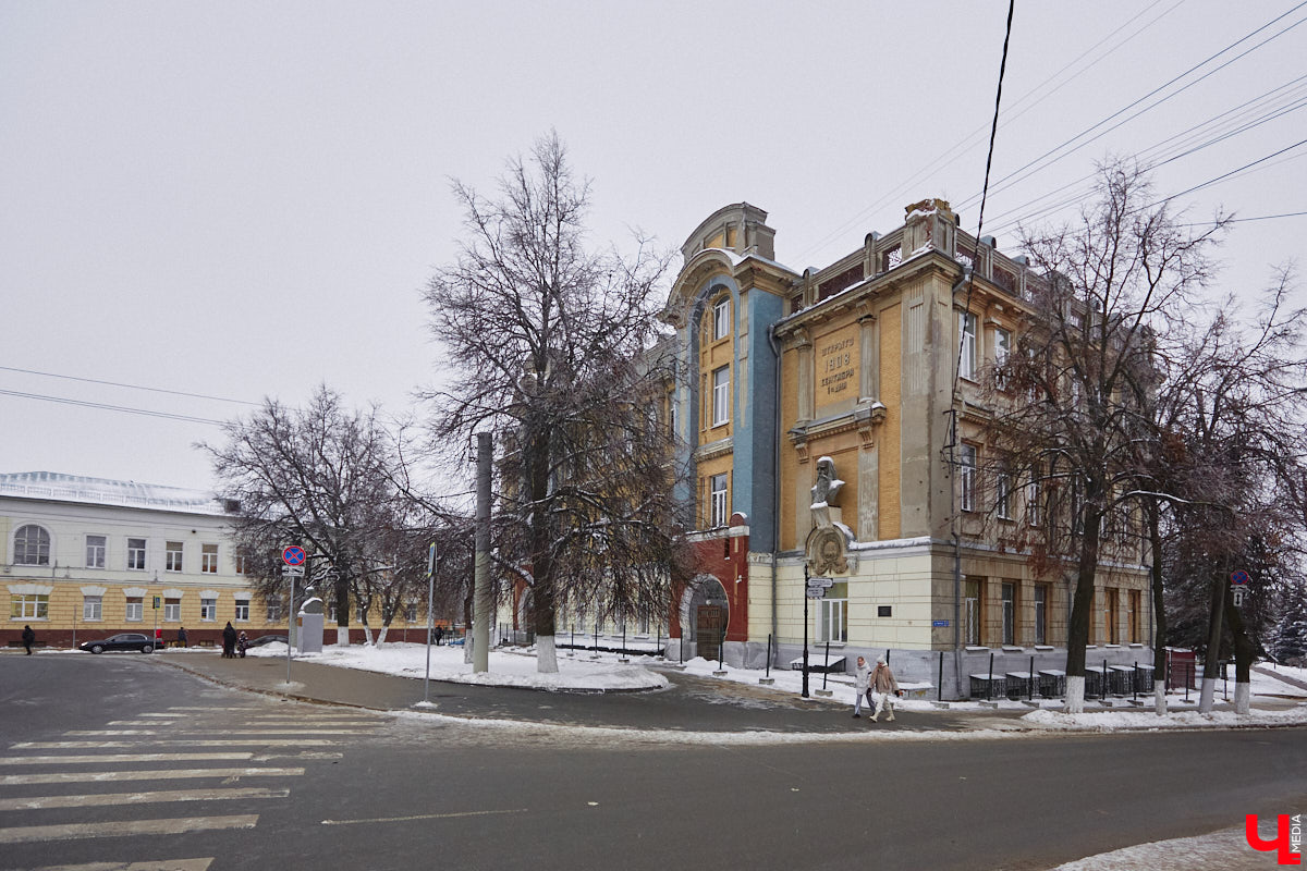Только из доклада уездного исправника владимирскому губернатору стало известно об обширной благотворительной деятельности владельца Собинской ткацкой фабрики Александра Лосева, которой собственно и в городе Владимире-то не проживал. Большинство объектов, построенных на его деньги, стоят в нашем городе до сих пор.