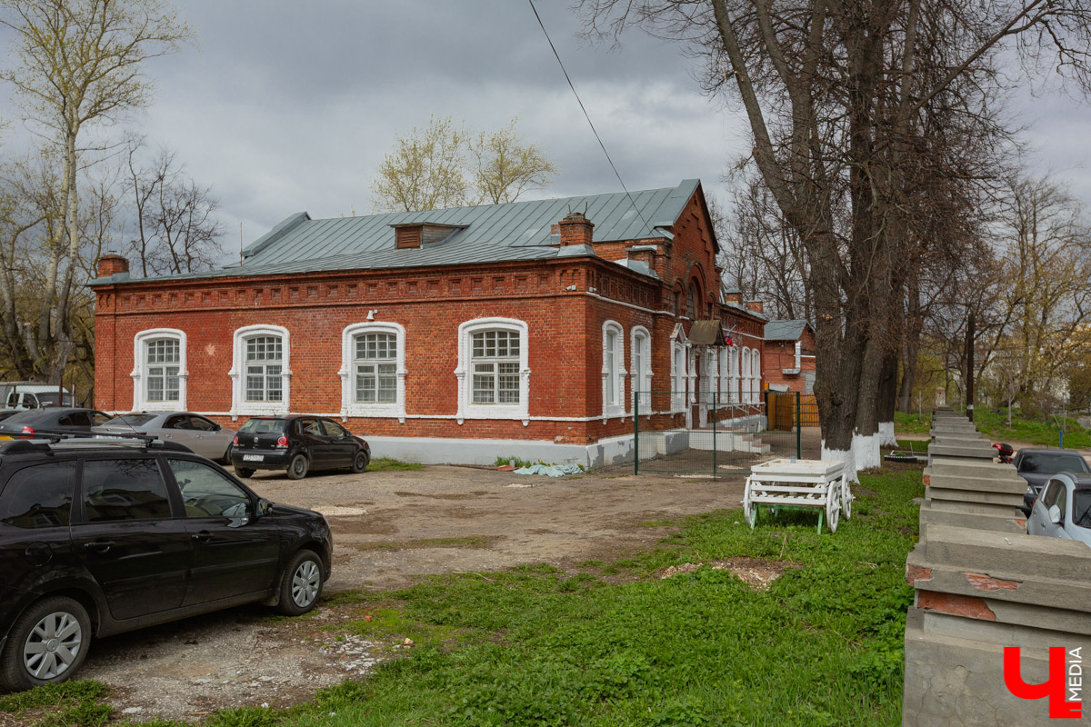 Только из доклада уездного исправника владимирскому губернатору стало известно об обширной благотворительной деятельности владельца Собинской ткацкой фабрики Александра Лосева, которой собственно и в городе Владимире-то не проживал. Большинство объектов, построенных на его деньги, стоят в нашем городе до сих пор.