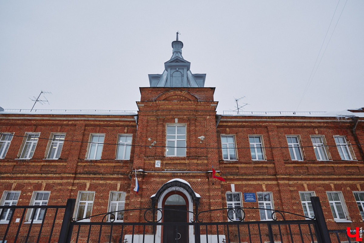 Только из доклада уездного исправника владимирскому губернатору стало известно об обширной благотворительной деятельности владельца Собинской ткацкой фабрики Александра Лосева, которой собственно и в городе Владимире-то не проживал. Большинство объектов, построенных на его деньги, стоят в нашем городе до сих пор.