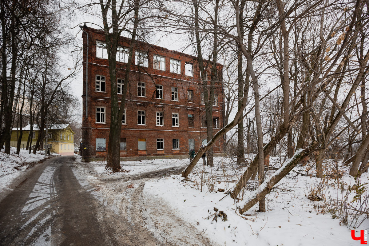 Только из доклада уездного исправника владимирскому губернатору стало известно об обширной благотворительной деятельности владельца Собинской ткацкой фабрики Александра Лосева, которой собственно и в городе Владимире-то не проживал. Большинство объектов, построенных на его деньги, стоят в нашем городе до сих пор.