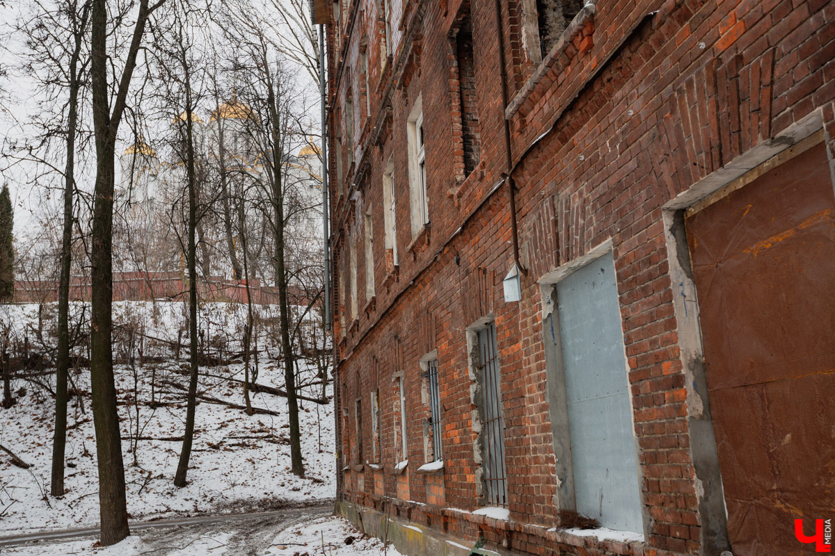 Только из доклада уездного исправника владимирскому губернатору стало известно об обширной благотворительной деятельности владельца Собинской ткацкой фабрики Александра Лосева, которой собственно и в городе Владимире-то не проживал. Большинство объектов, построенных на его деньги, стоят в нашем городе до сих пор.