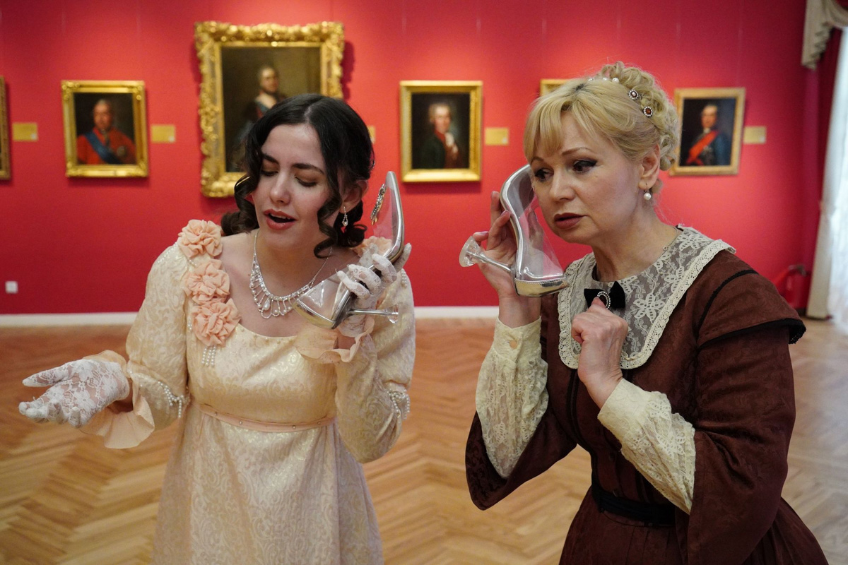 Одна из недавних публикаций ВСМЗ во «ВКонтакте» собрала сотни лайков: на забавных фотографиях сотрудники Палат ловят дзен, передразнивают Екатерину Вторую, резвятся в смокингах и вечерних платьях. Что это было? Просим разъяснений у музейщиков.