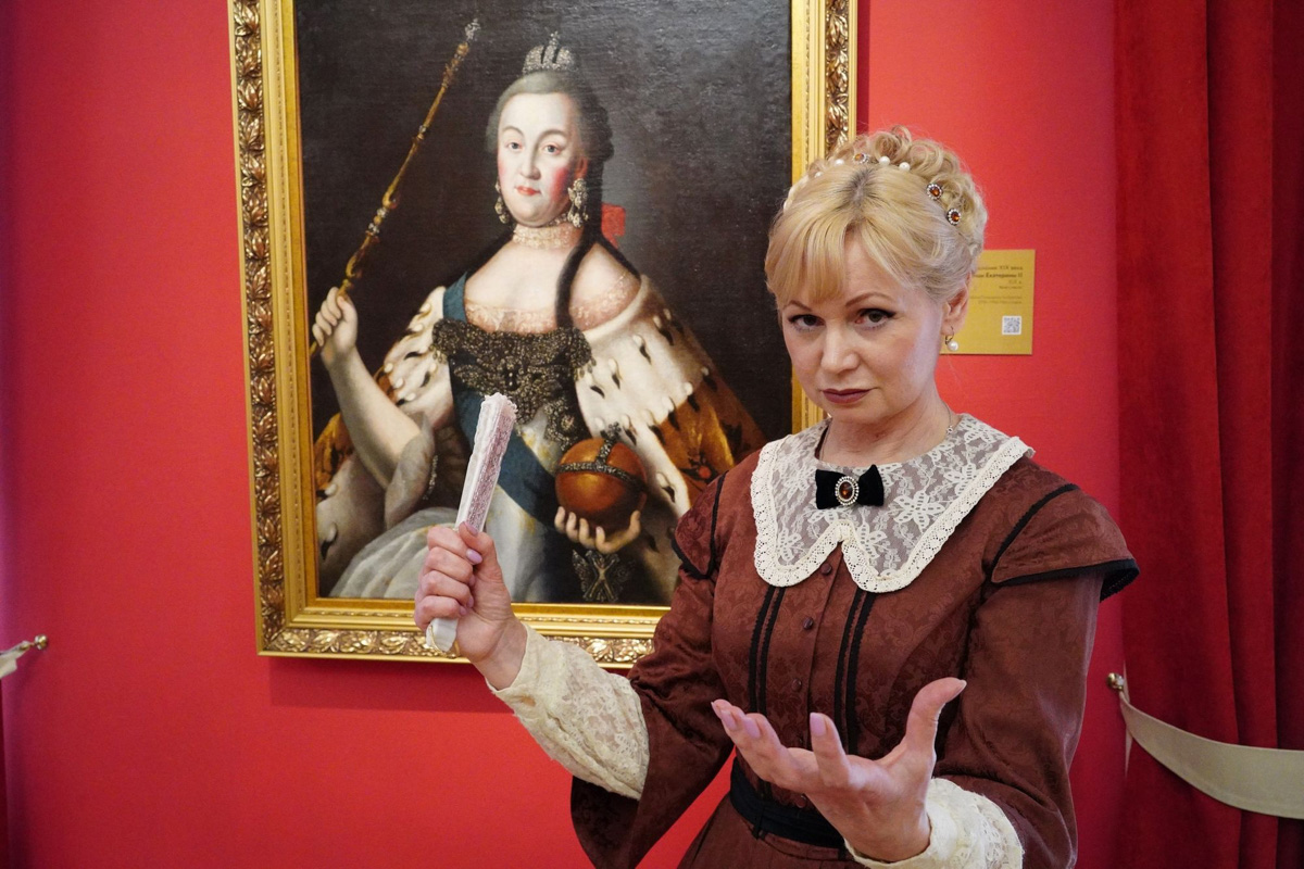 Одна из недавних публикаций ВСМЗ во «ВКонтакте» собрала сотни лайков: на забавных фотографиях сотрудники Палат ловят дзен, передразнивают Екатерину Вторую, резвятся в смокингах и вечерних платьях. Что это было? Просим разъяснений у музейщиков.