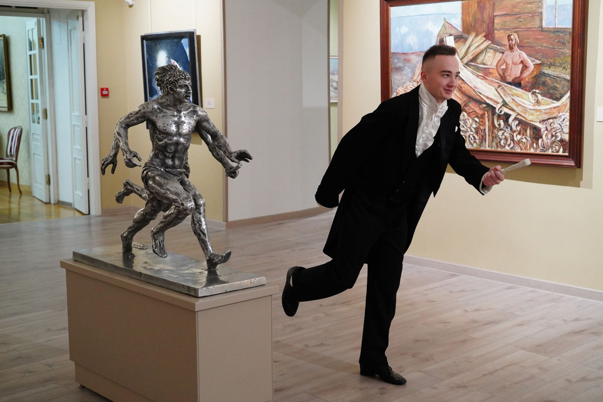 Одна из недавних публикаций ВСМЗ во «ВКонтакте» собрала сотни лайков: на забавных фотографиях сотрудники Палат ловят дзен, передразнивают Екатерину Вторую, резвятся в смокингах и вечерних платьях. Что это было? Просим разъяснений у музейщиков.