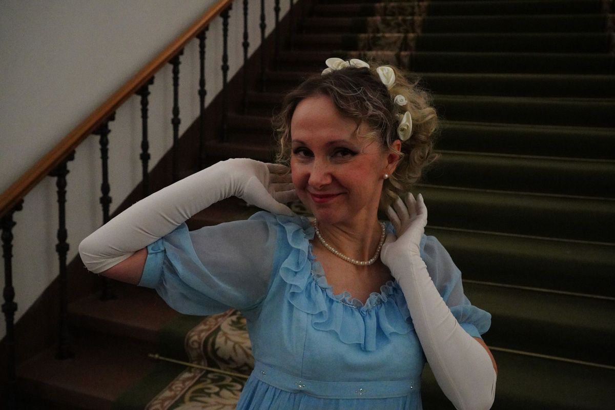 Одна из недавних публикаций ВСМЗ во «ВКонтакте» собрала сотни лайков: на забавных фотографиях сотрудники Палат ловят дзен, передразнивают Екатерину Вторую, резвятся в смокингах и вечерних платьях. Что это было? Просим разъяснений у музейщиков.