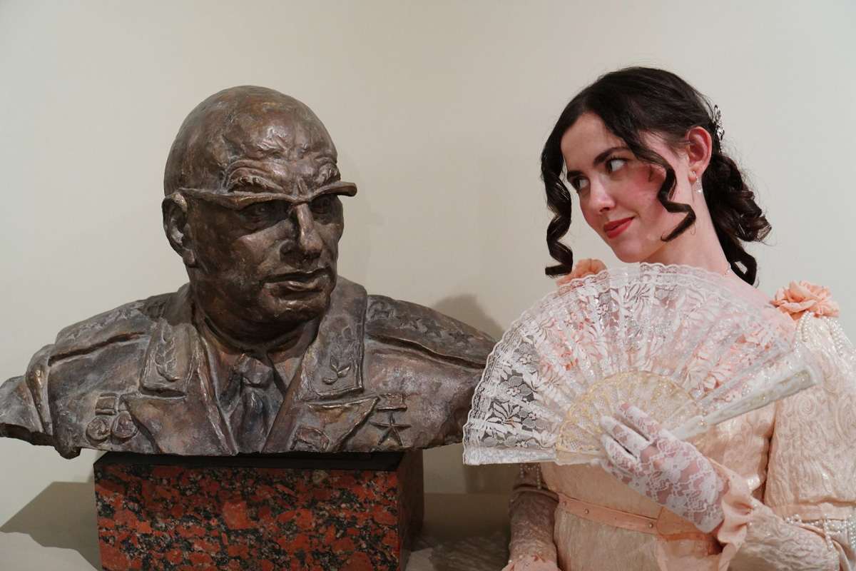 Одна из недавних публикаций ВСМЗ во «ВКонтакте» собрала сотни лайков: на забавных фотографиях сотрудники Палат ловят дзен, передразнивают Екатерину Вторую, резвятся в смокингах и вечерних платьях. Что это было? Просим разъяснений у музейщиков.