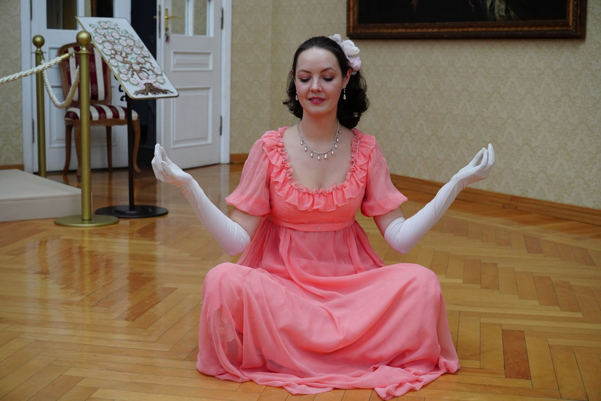 Одна из недавних публикаций ВСМЗ во «ВКонтакте» собрала сотни лайков: на забавных фотографиях сотрудники Палат ловят дзен, передразнивают Екатерину Вторую, резвятся в смокингах и вечерних платьях. Что это было? Просим разъяснений у музейщиков.