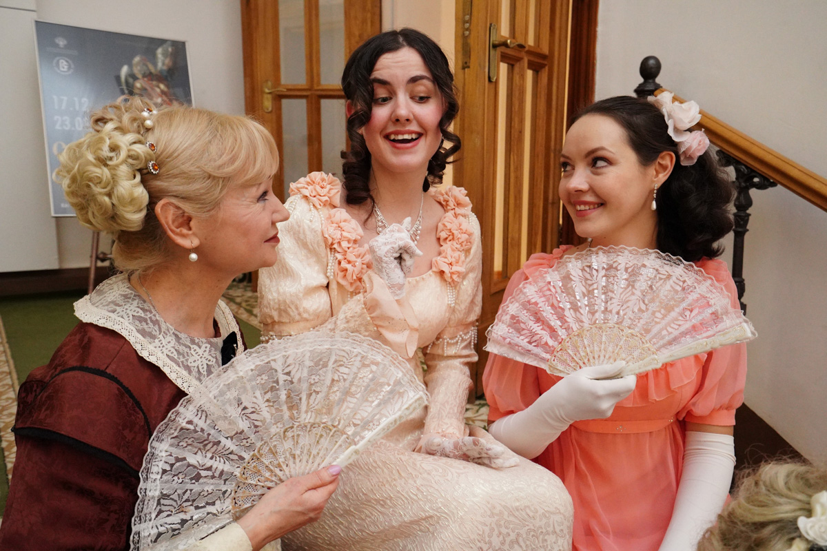 Одна из недавних публикаций ВСМЗ во «ВКонтакте» собрала сотни лайков: на забавных фотографиях сотрудники Палат ловят дзен, передразнивают Екатерину Вторую, резвятся в смокингах и вечерних платьях. Что это было? Просим разъяснений у музейщиков.