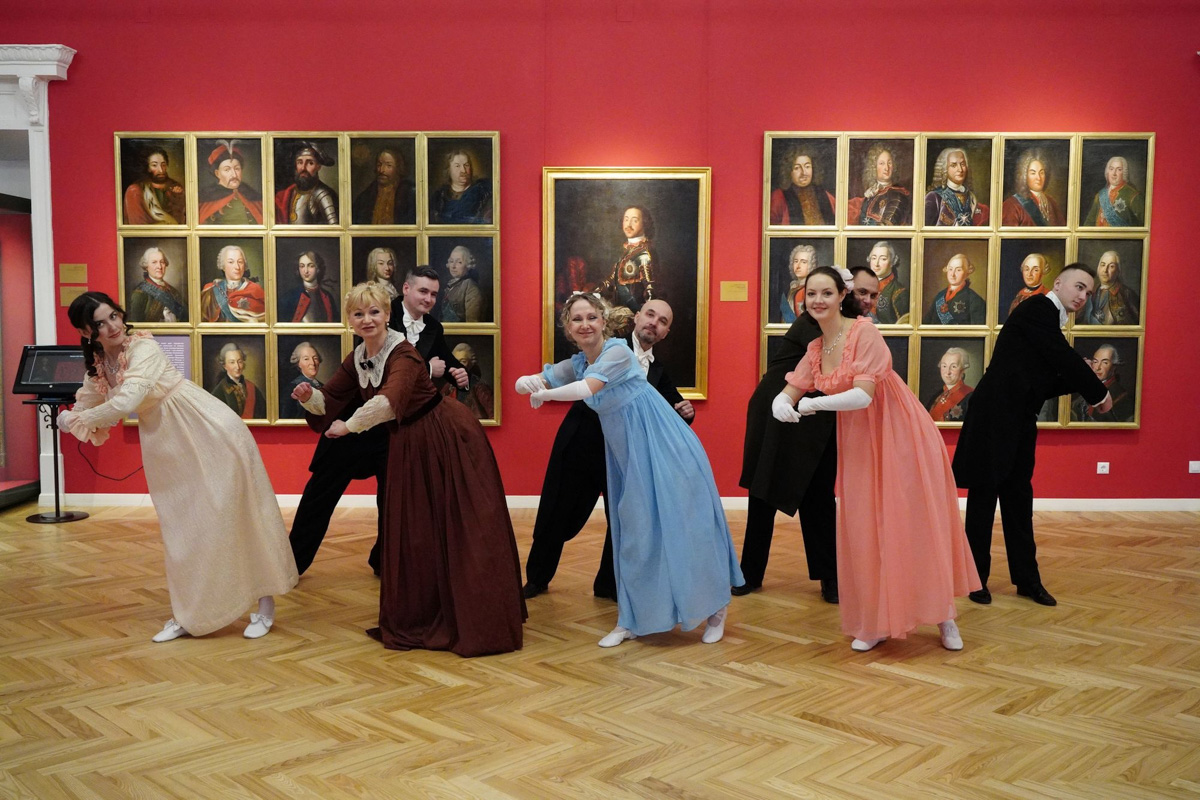 Одна из недавних публикаций ВСМЗ во «ВКонтакте» собрала сотни лайков: на забавных фотографиях сотрудники Палат ловят дзен, передразнивают Екатерину Вторую, резвятся в смокингах и вечерних платьях. Что это было? Просим разъяснений у музейщиков.