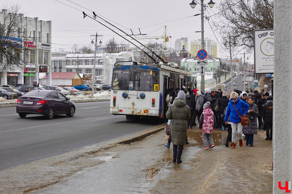 Увы, с 10 февраля за проезд в общественном транспорте владимирцам придется платить больше. Но есть и хорошие новости. Например, обсуждение выделенных полос для автобусов и троллейбусов и создание на улицах города интеллектуальной транспортной системы.