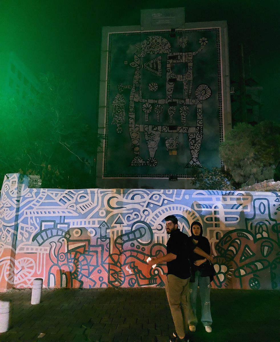 Владимирский документалист-исследователь Андрей Дубровский в феврале выпустит первую книгу о путешествии в Иран. Стоит ли россиянам ехать в страну с «оси зла»? Опасна ли она для туристов? И что можно в стране, где ничего нельзя? Ищите ответы в нашем интервью.