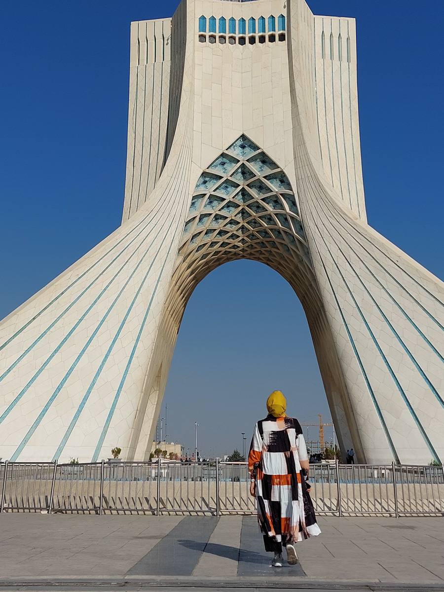 Владимирский документалист-исследователь Андрей Дубровский в феврале выпустит первую книгу о путешествии в Иран. Стоит ли россиянам ехать в страну с «оси зла»? Опасна ли она для туристов? И что можно в стране, где ничего нельзя? Ищите ответы в нашем интервью.