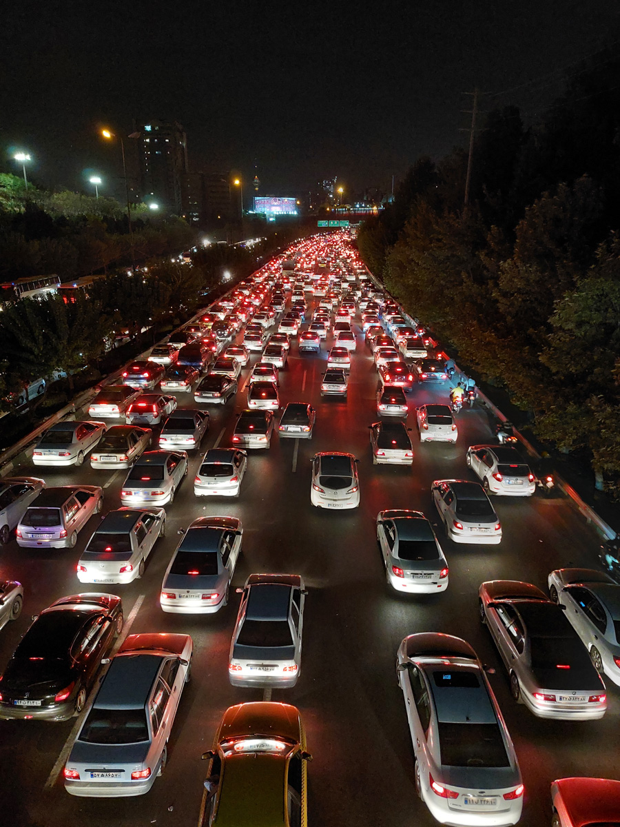 Владимирский документалист-исследователь Андрей Дубровский в феврале выпустит первую книгу о путешествии в Иран. Стоит ли россиянам ехать в страну с «оси зла»? Опасна ли она для туристов? И что можно в стране, где ничего нельзя? Ищите ответы в нашем интервью.