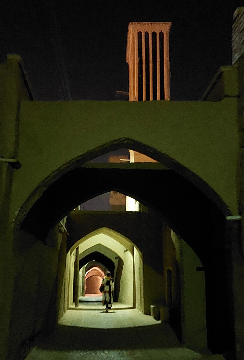 Владимирский документалист-исследователь Андрей Дубровский в феврале выпустит первую книгу о путешествии в Иран. Стоит ли россиянам ехать в страну с «оси зла»? Опасна ли она для туристов? И что можно в стране, где ничего нельзя? Ищите ответы в нашем интервью.