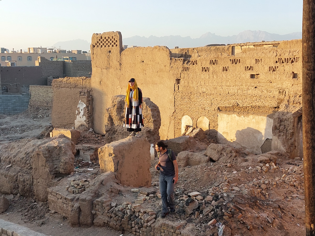 Владимирский документалист-исследователь Андрей Дубровский в феврале выпустит первую книгу о путешествии в Иран. Стоит ли россиянам ехать в страну с «оси зла»? Опасна ли она для туристов? И что можно в стране, где ничего нельзя? Ищите ответы в нашем интервью.