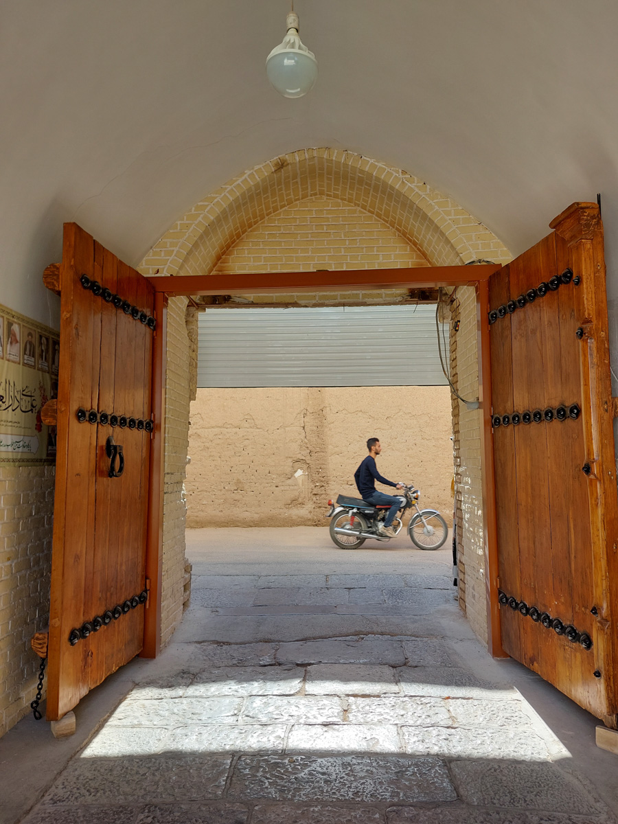 Владимирский документалист-исследователь Андрей Дубровский в феврале выпустит первую книгу о путешествии в Иран. Стоит ли россиянам ехать в страну с «оси зла»? Опасна ли она для туристов? И что можно в стране, где ничего нельзя? Ищите ответы в нашем интервью.