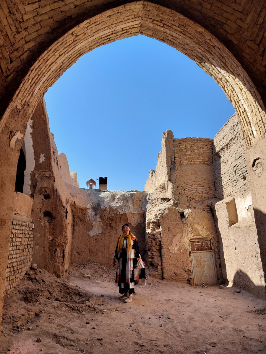 Владимирский документалист-исследователь Андрей Дубровский в феврале выпустит первую книгу о путешествии в Иран. Стоит ли россиянам ехать в страну с «оси зла»? Опасна ли она для туристов? И что можно в стране, где ничего нельзя? Ищите ответы в нашем интервью.