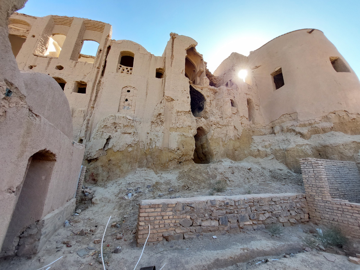 Владимирский документалист-исследователь Андрей Дубровский в феврале выпустит первую книгу о путешествии в Иран. Стоит ли россиянам ехать в страну с «оси зла»? Опасна ли она для туристов? И что можно в стране, где ничего нельзя? Ищите ответы в нашем интервью.