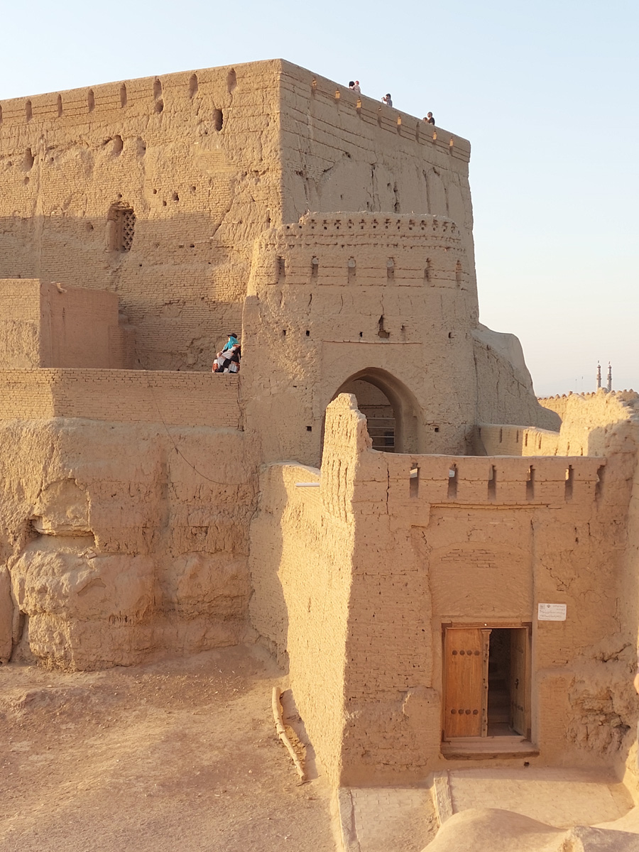 Владимирский документалист-исследователь Андрей Дубровский в феврале выпустит первую книгу о путешествии в Иран. Стоит ли россиянам ехать в страну с «оси зла»? Опасна ли она для туристов? И что можно в стране, где ничего нельзя? Ищите ответы в нашем интервью.