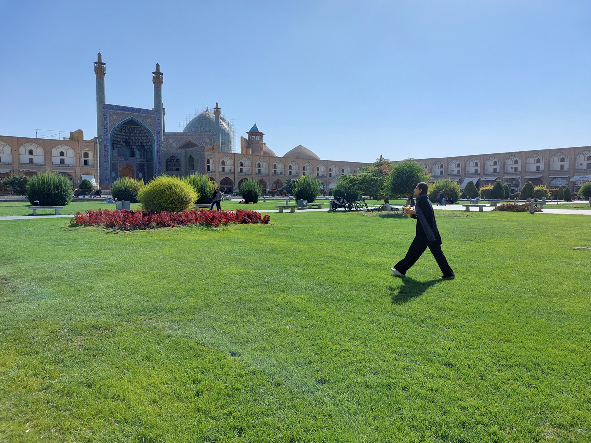 Владимирский документалист-исследователь Андрей Дубровский в феврале выпустит первую книгу о путешествии в Иран. Стоит ли россиянам ехать в страну с «оси зла»? Опасна ли она для туристов? И что можно в стране, где ничего нельзя? Ищите ответы в нашем интервью.