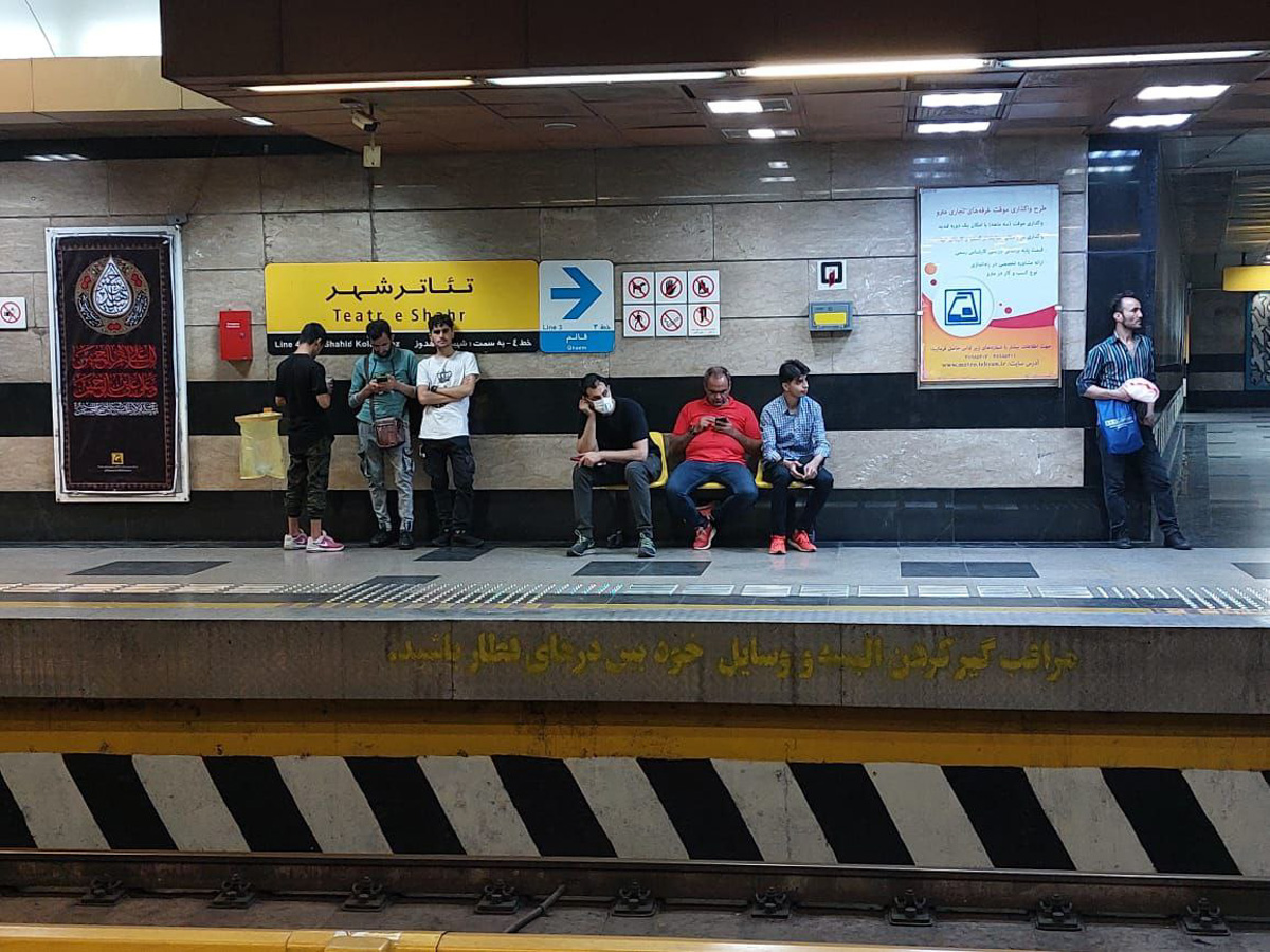 Владимирский документалист-исследователь Андрей Дубровский в феврале выпустит первую книгу о путешествии в Иран. Стоит ли россиянам ехать в страну с «оси зла»? Опасна ли она для туристов? И что можно в стране, где ничего нельзя? Ищите ответы в нашем интервью.