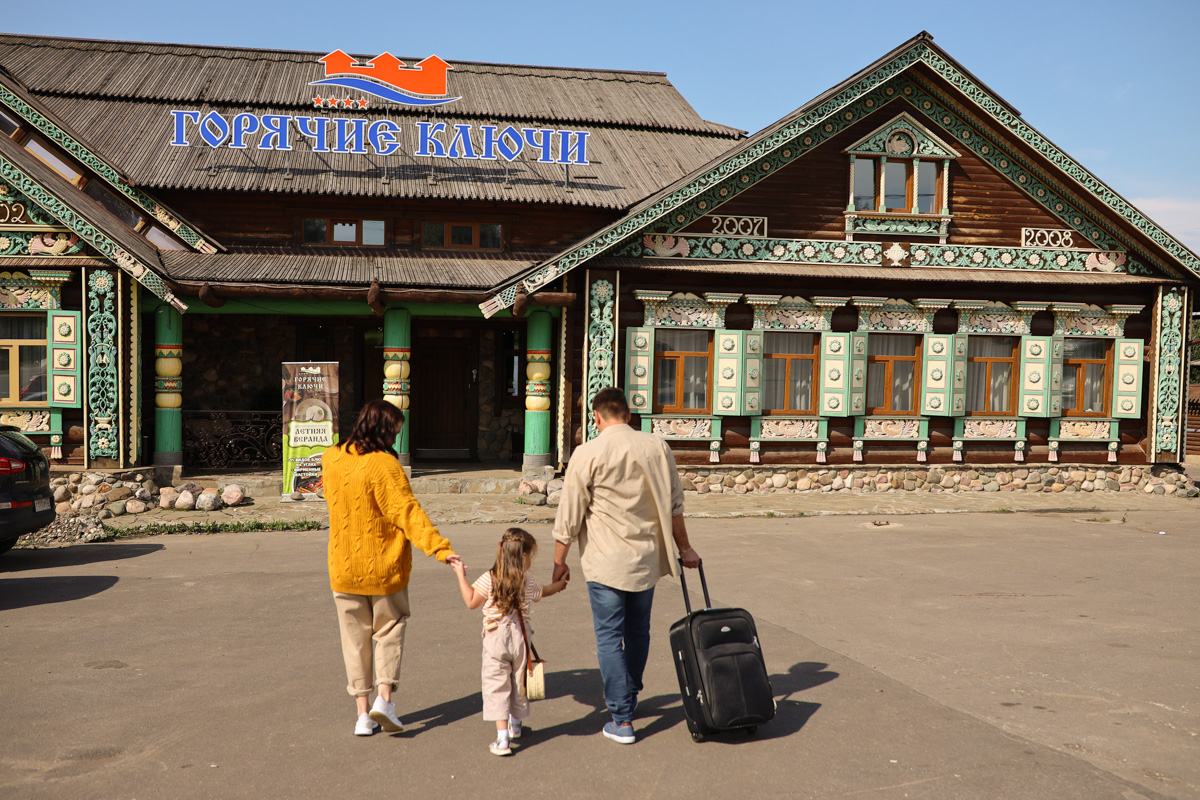 Зимой всегда хочется провести время в уюте и тепле, но не хочется сидеть дома. Именно поэтому в суздальском экоотеле «Горячие ключи» организована «Театральная гостиная». Это авторский проект экоотеля, включающий в себя цикл необычных спектаклей. Но здесь можно не только наблюдать интереснейшие постановки с участием любимых владимирских артистов! Подробности — в материале.