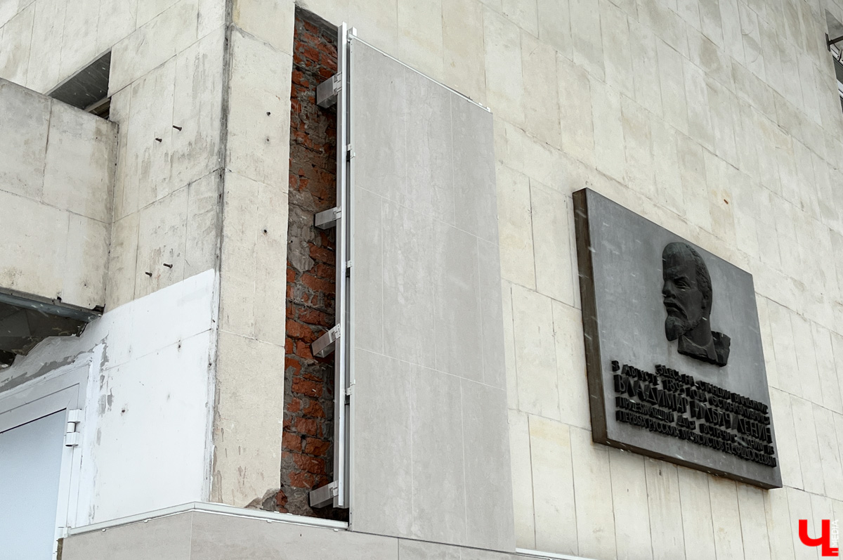 30 января во Владимире прошло заседание, участники которого вновь обсудили новый проект реконструкции железнодорожного вокзала и привокзальной площади. Дискуссии этот вопрос вызвал довольно бурные. По итогу проект общественники поддержали, но не все. Даём слово градозащитнице, которая подробно разъяснила, что с ним не так.