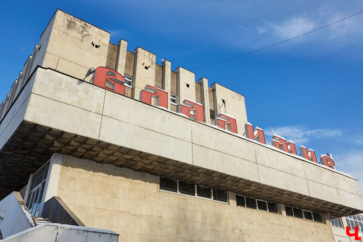 30 января во Владимире прошло заседание, участники которого вновь обсудили новый проект реконструкции железнодорожного вокзала и привокзальной площади. Дискуссии этот вопрос вызвал довольно бурные. По итогу проект общественники поддержали, но не все. Даём слово градозащитнице, которая подробно разъяснила, что с ним не так.