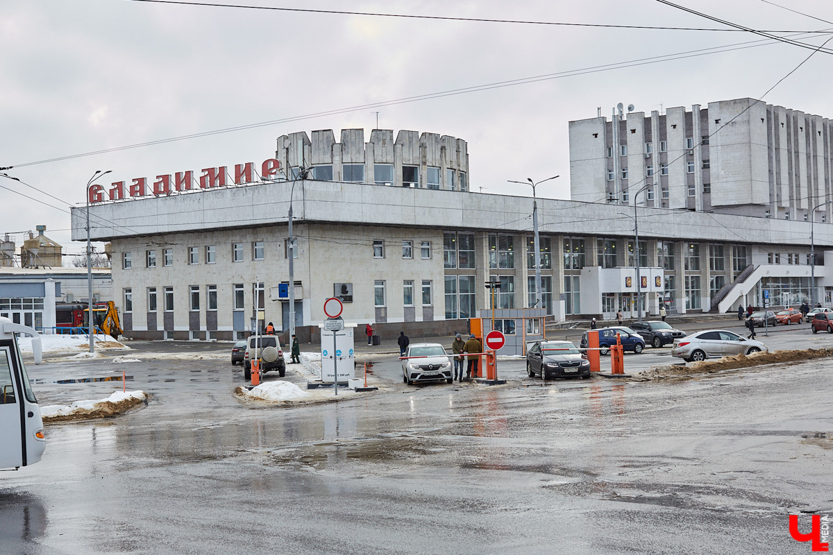 30 января во Владимире прошло заседание, участники которого вновь обсудили новый проект реконструкции железнодорожного вокзала и привокзальной площади. Дискуссии этот вопрос вызвал довольно бурные. По итогу проект общественники поддержали, но не все. Даём слово градозащитнице, которая подробно разъяснила, что с ним не так.