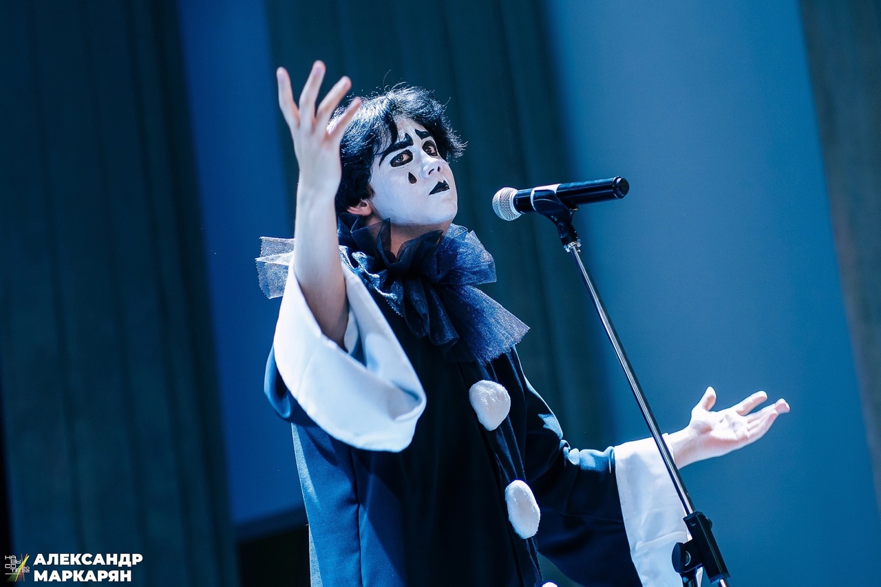 Мужчины в уморительных женских образах – любимцы публики в соцсетях. Наравне со Станиславом Круглицким, известным как Сантана, издание «Безмакияжа.ру» включило в топ самых талантливых блогеров, изображающих девушек или женщин, и жителя нашего региона. У Славки Чаплина более миллиона подписчиков в Tik-Tok, и все благодаря его амплуа «училки». Ну как не взять у него интервью?