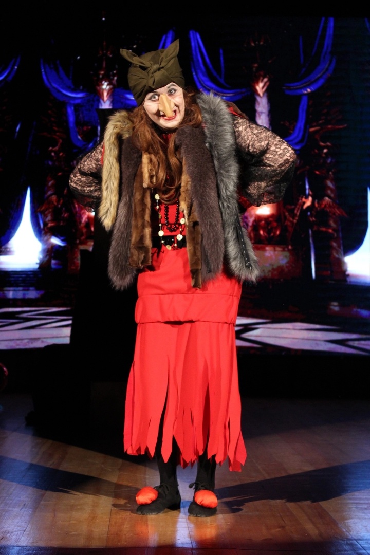 Мужчины в уморительных женских образах – любимцы публики в соцсетях. Наравне со Станиславом Круглицким, известным как Сантана, издание «Безмакияжа.ру» включило в топ самых талантливых блогеров, изображающих девушек или женщин, и жителя нашего региона. У Славки Чаплина более миллиона подписчиков в Tik-Tok, и все благодаря его амплуа «училки». Ну как не взять у него интервью?