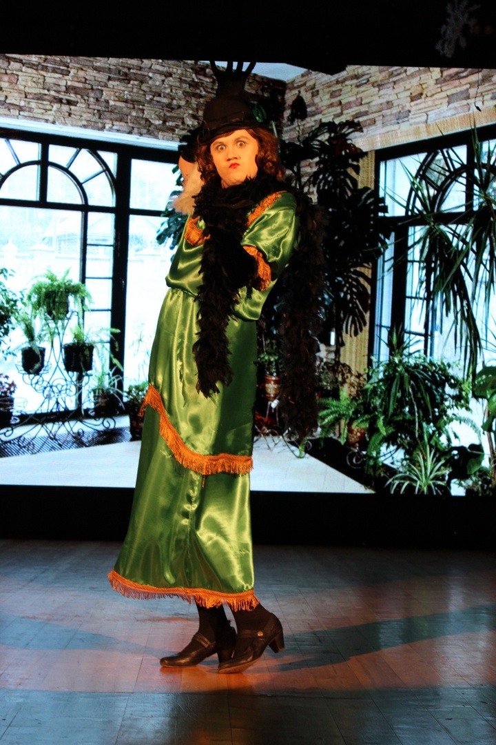 Мужчины в уморительных женских образах – любимцы публики в соцсетях. Наравне со Станиславом Круглицким, известным как Сантана, издание «Безмакияжа.ру» включило в топ самых талантливых блогеров, изображающих девушек или женщин, и жителя нашего региона. У Славки Чаплина более миллиона подписчиков в Tik-Tok, и все благодаря его амплуа «училки». Ну как не взять у него интервью?