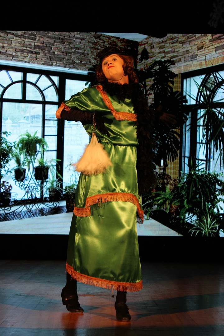 Мужчины в уморительных женских образах – любимцы публики в соцсетях. Наравне со Станиславом Круглицким, известным как Сантана, издание «Безмакияжа.ру» включило в топ самых талантливых блогеров, изображающих девушек или женщин, и жителя нашего региона. У Славки Чаплина более миллиона подписчиков в Tik-Tok, и все благодаря его амплуа «училки». Ну как не взять у него интервью?