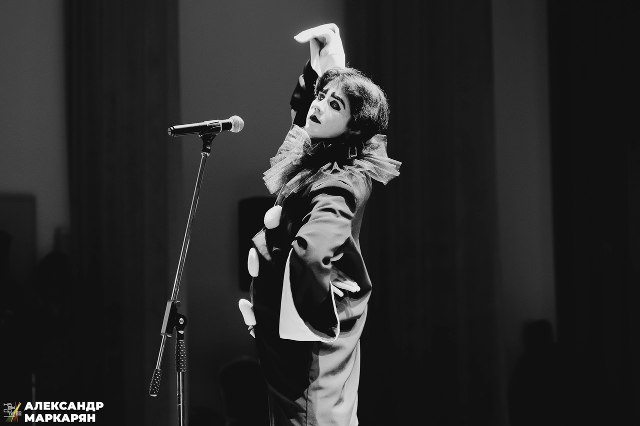 Мужчины в уморительных женских образах – любимцы публики в соцсетях. Наравне со Станиславом Круглицким, известным как Сантана, издание «Безмакияжа.ру» включило в топ самых талантливых блогеров, изображающих девушек или женщин, и жителя нашего региона. У Славки Чаплина более миллиона подписчиков в Tik-Tok, и все благодаря его амплуа «училки». Ну как не взять у него интервью?