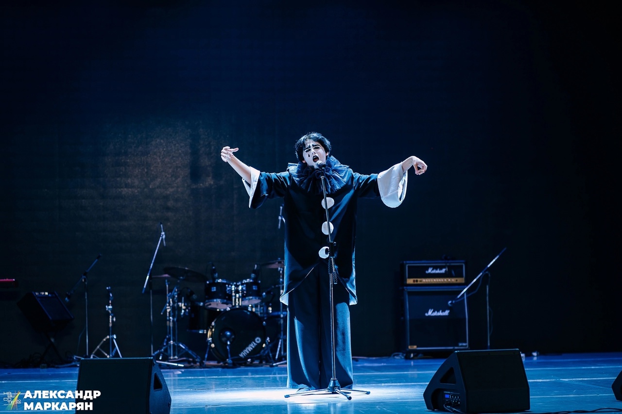 Мужчины в уморительных женских образах – любимцы публики в соцсетях. Наравне со Станиславом Круглицким, известным как Сантана, издание «Безмакияжа.ру» включило в топ самых талантливых блогеров, изображающих девушек или женщин, и жителя нашего региона. У Славки Чаплина более миллиона подписчиков в Tik-Tok, и все благодаря его амплуа «училки». Ну как не взять у него интервью?