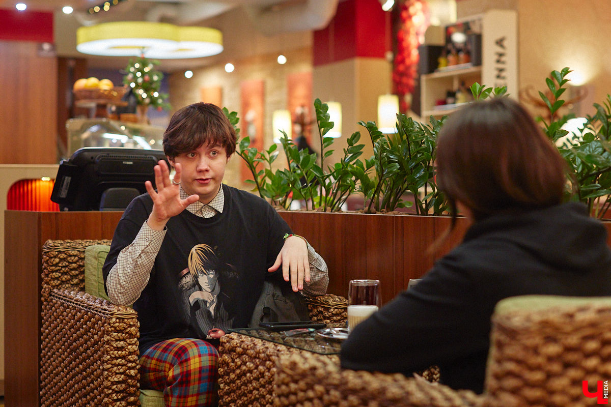 Мужчины в уморительных женских образах – любимцы публики в соцсетях. Наравне со Станиславом Круглицким, известным как Сантана, издание «Безмакияжа.ру» включило в топ самых талантливых блогеров, изображающих девушек или женщин, и жителя нашего региона. У Славки Чаплина более миллиона подписчиков в Tik-Tok, и все благодаря его амплуа «училки». Ну как не взять у него интервью?