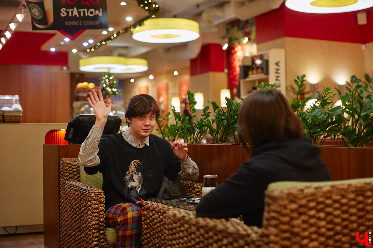 Мужчины в уморительных женских образах – любимцы публики в соцсетях. Наравне со Станиславом Круглицким, известным как Сантана, издание «Безмакияжа.ру» включило в топ самых талантливых блогеров, изображающих девушек или женщин, и жителя нашего региона. У Славки Чаплина более миллиона подписчиков в Tik-Tok, и все благодаря его амплуа «училки». Ну как не взять у него интервью?