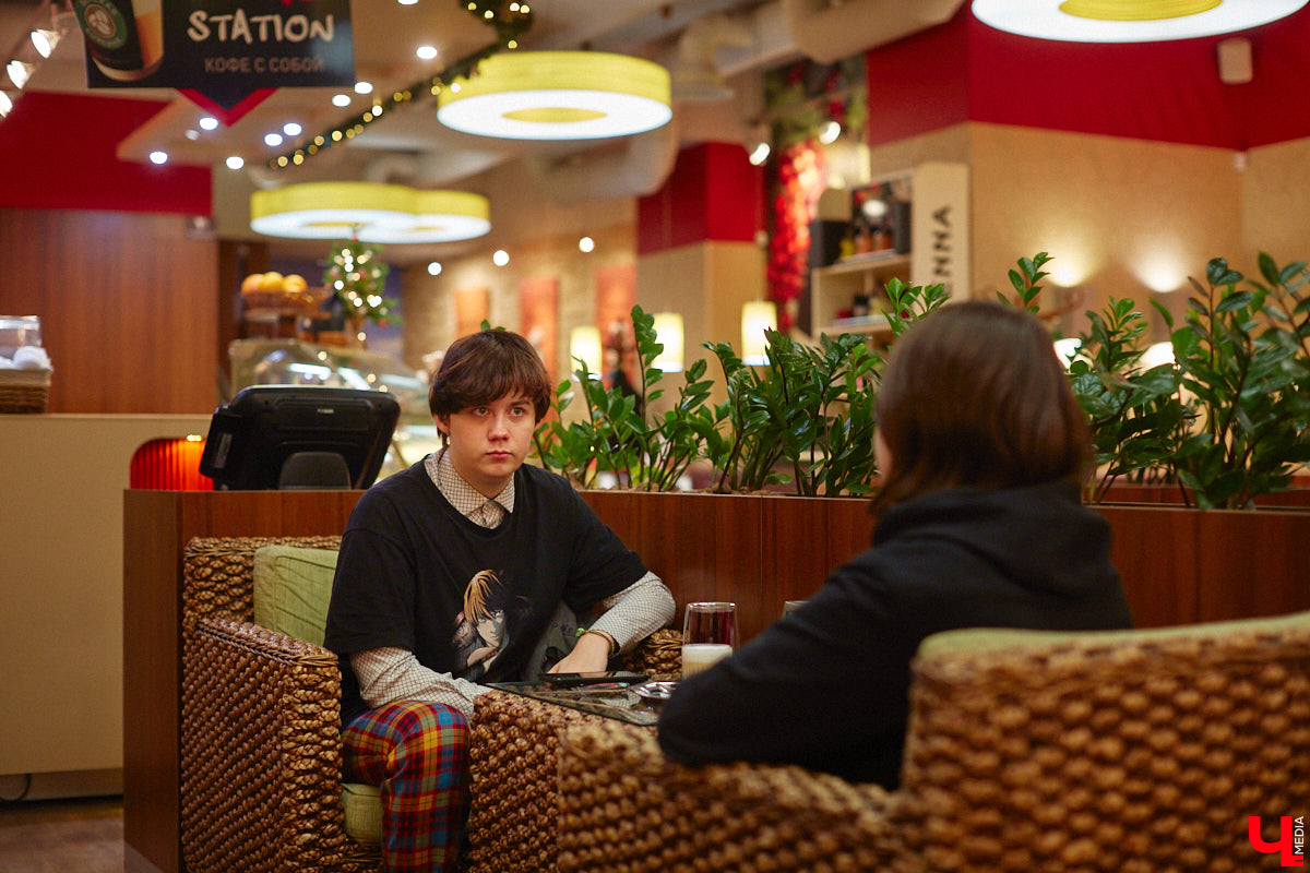 Мужчины в уморительных женских образах – любимцы публики в соцсетях. Наравне со Станиславом Круглицким, известным как Сантана, издание «Безмакияжа.ру» включило в топ самых талантливых блогеров, изображающих девушек или женщин, и жителя нашего региона. У Славки Чаплина более миллиона подписчиков в Tik-Tok, и все благодаря его амплуа «училки». Ну как не взять у него интервью?